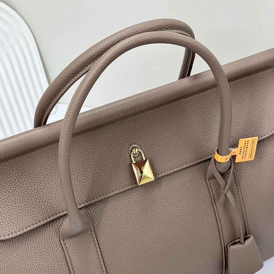 L**o p*ana Loom Bag L32 Grained Calfskin 33 x 23 x 18 cm