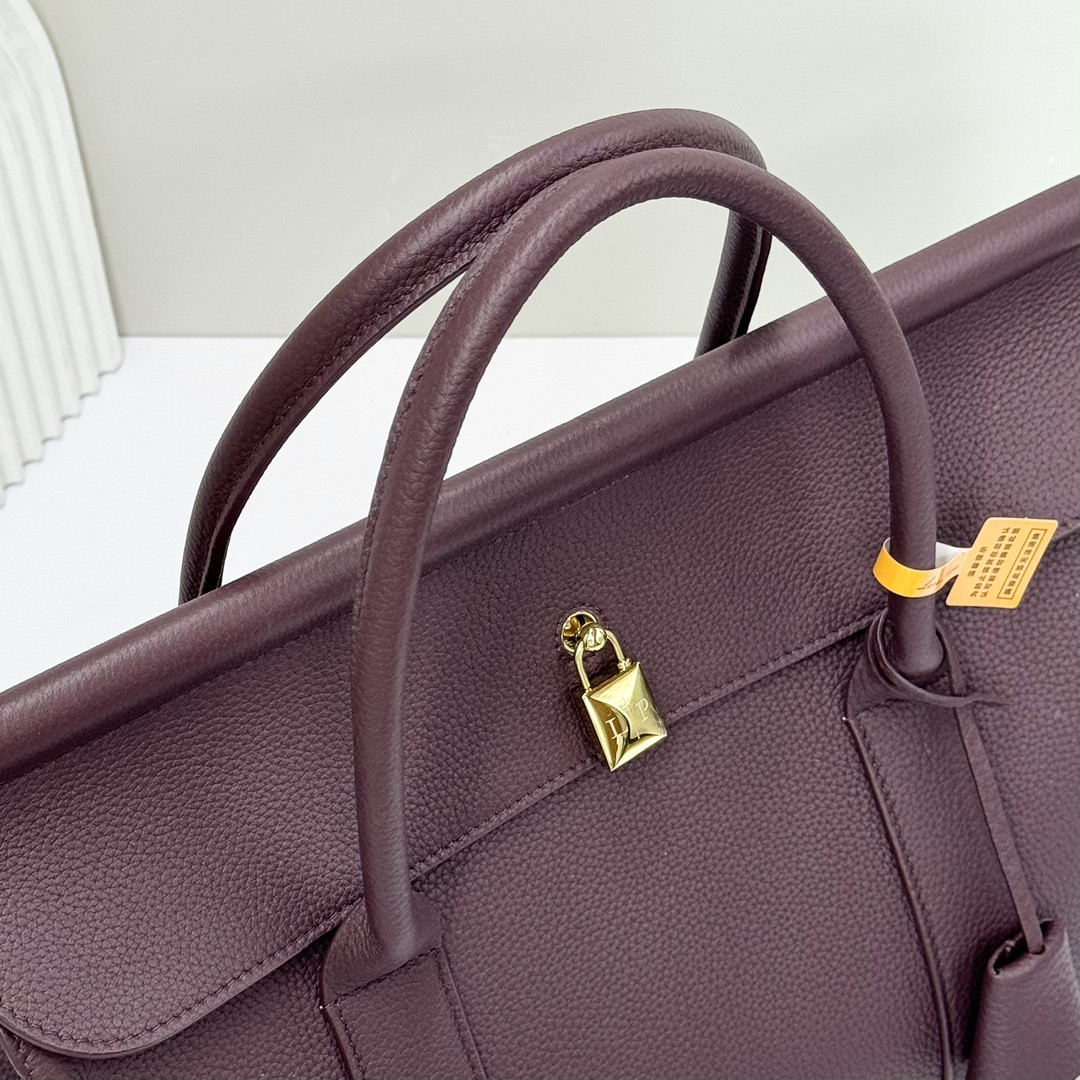 L**o p*ana Loom Bag L32 Grained Calfskin 33 x 23 x 18 cm