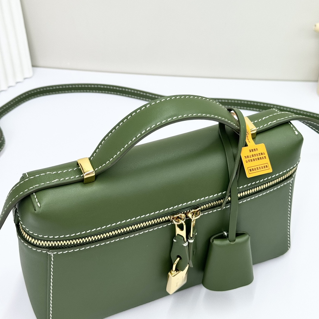 L**o p*ana Extra Pocket L19 Smooth Calfskin 11 x 19 x 6.5 cm