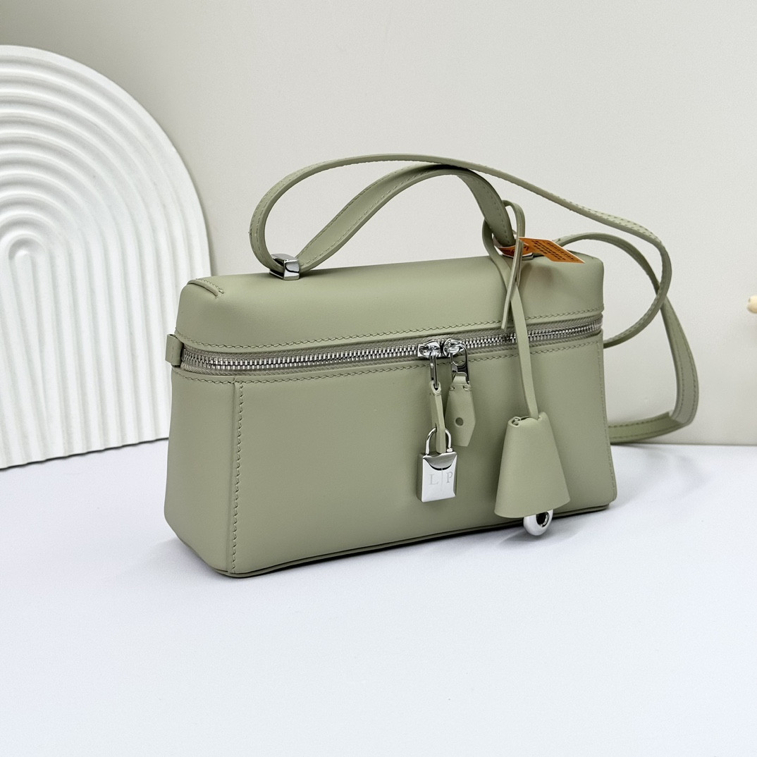 L**o p*ana Extra Pocket L19 Smooth Calfskin 11 x 19 x 6.5 cm