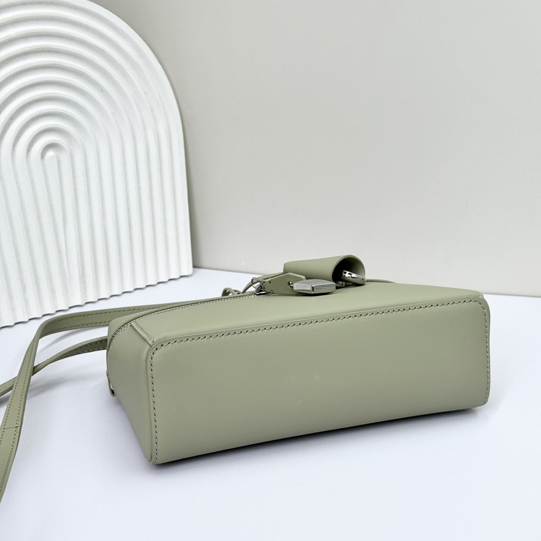 L**o p*ana Extra Pocket L19 Smooth Calfskin 11 x 19 x 6.5 cm