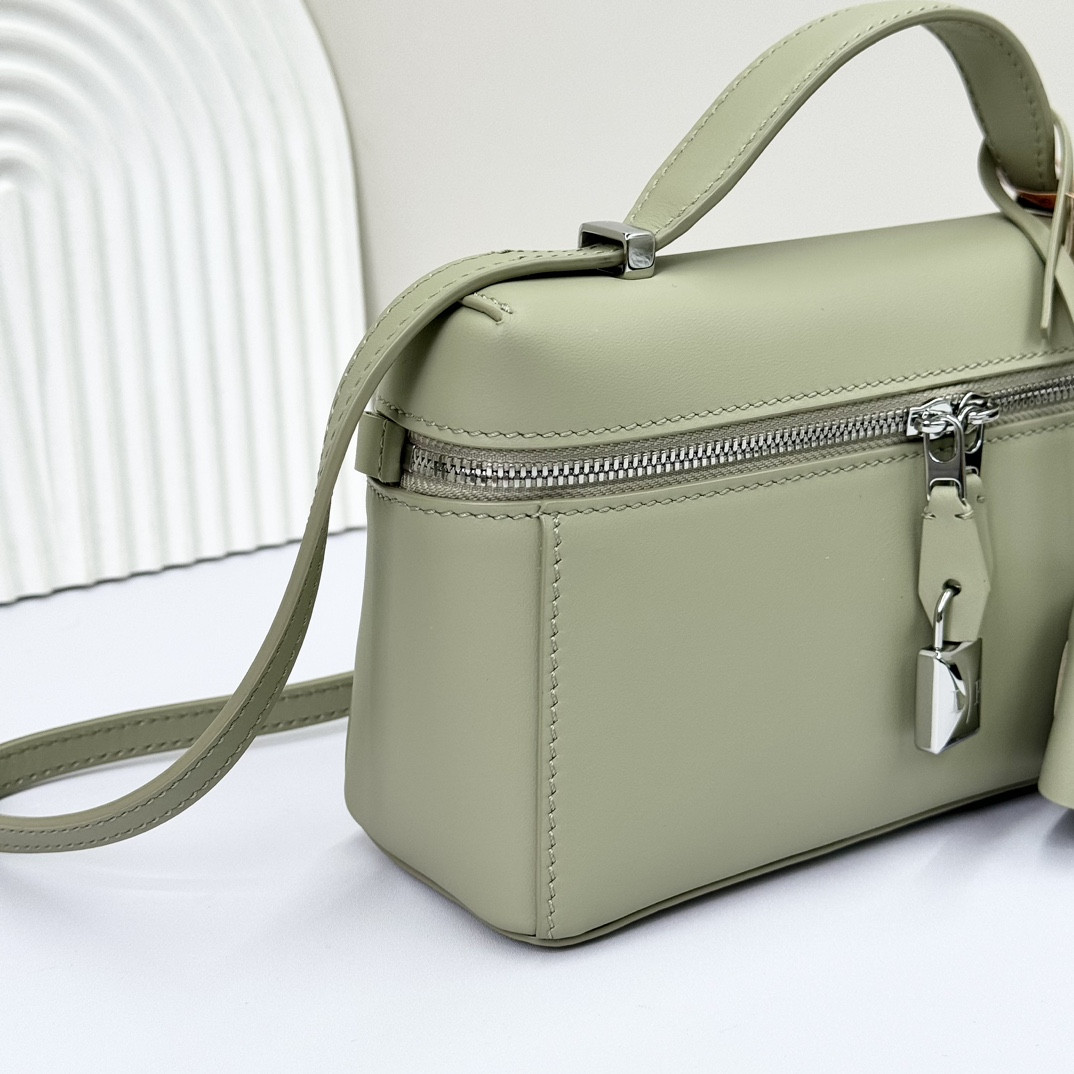 L**o p*ana Extra Pocket L19 Smooth Calfskin 11 x 19 x 6.5 cm