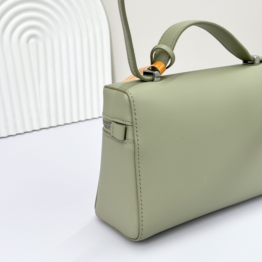 L**o p*ana Extra Pocket L19 Smooth Calfskin 11 x 19 x 6.5 cm