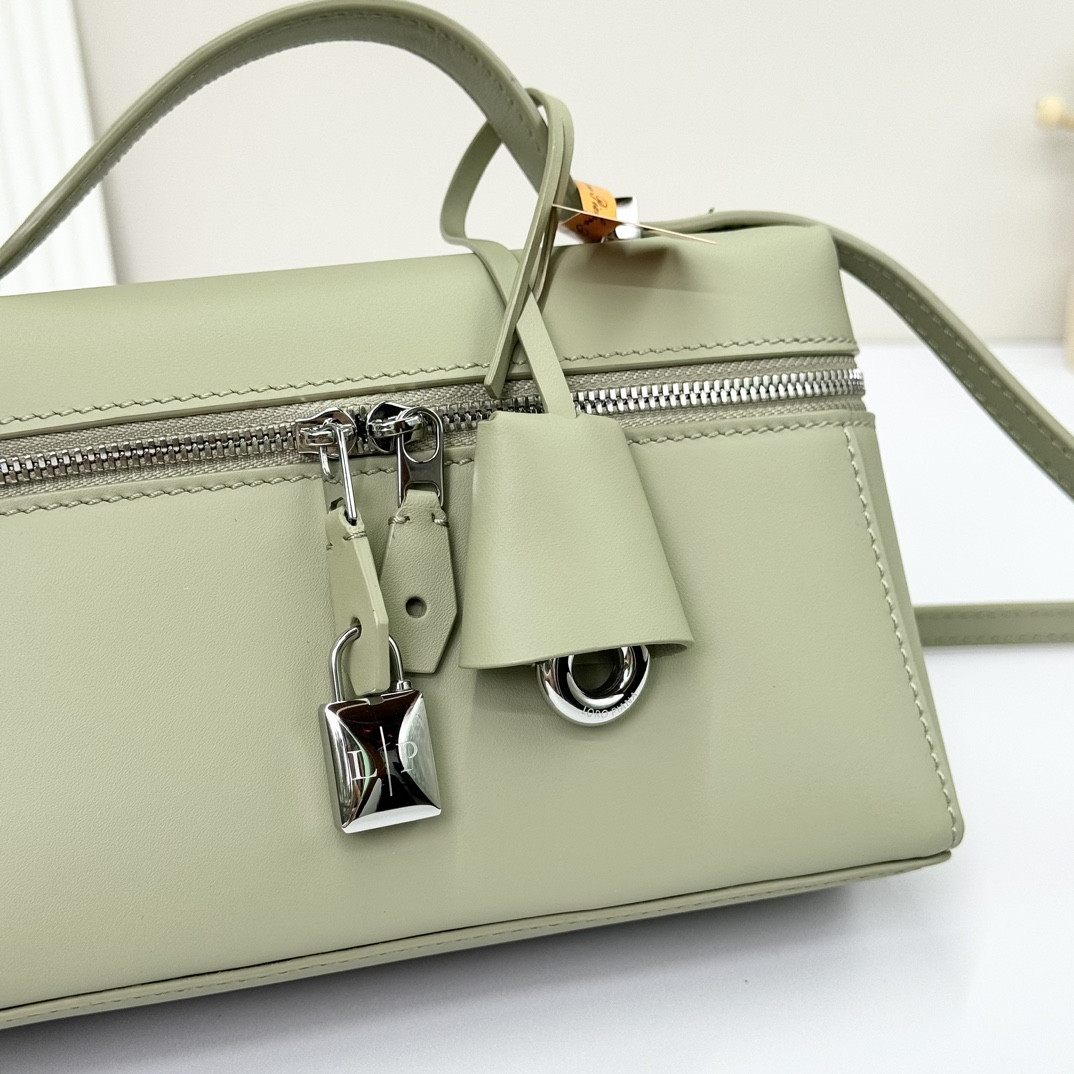 L**o p*ana Extra Pocket L19 Smooth Calfskin 11 x 19 x 6.5 cm