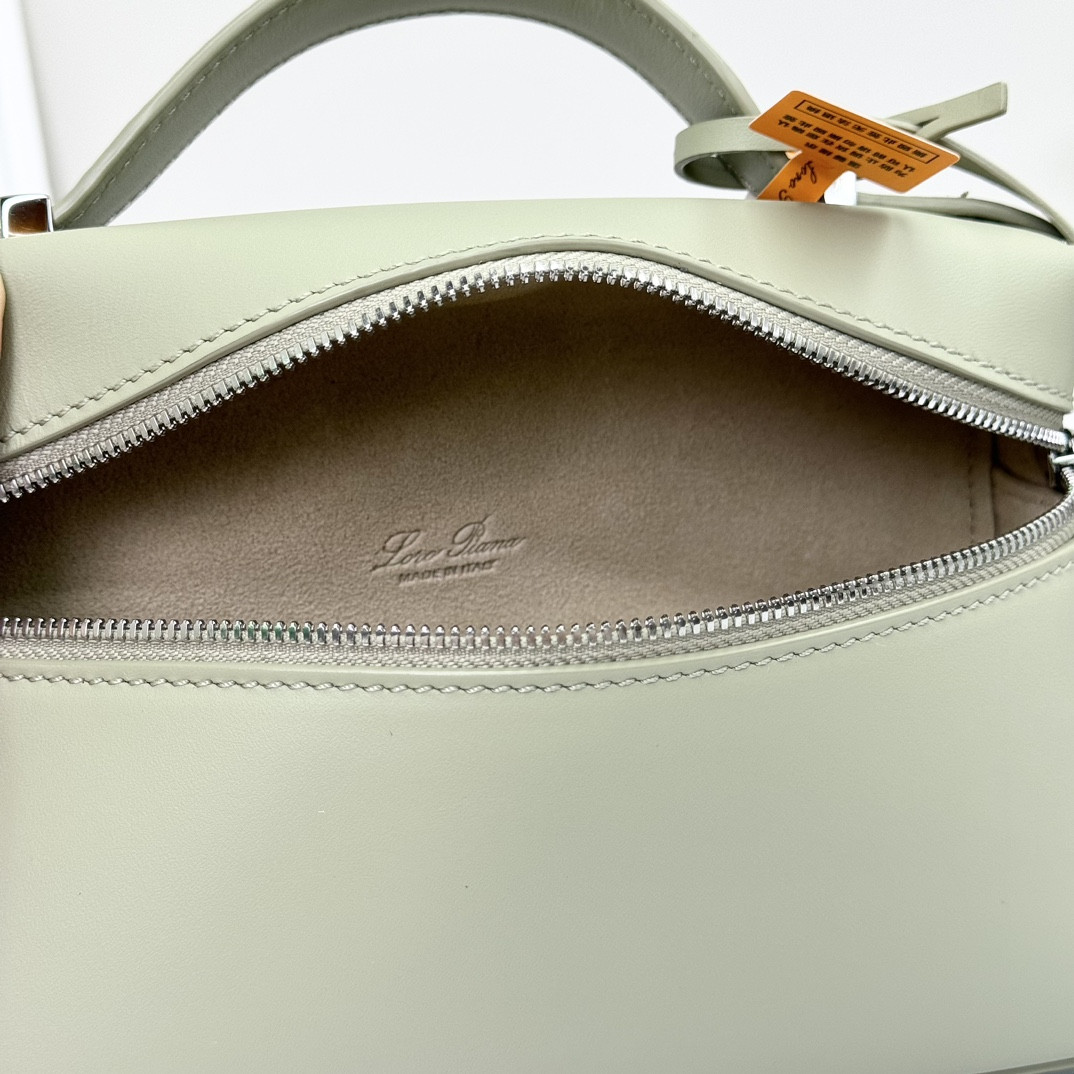 L**o p*ana Extra Pocket L19 Smooth Calfskin 11 x 19 x 6.5 cm