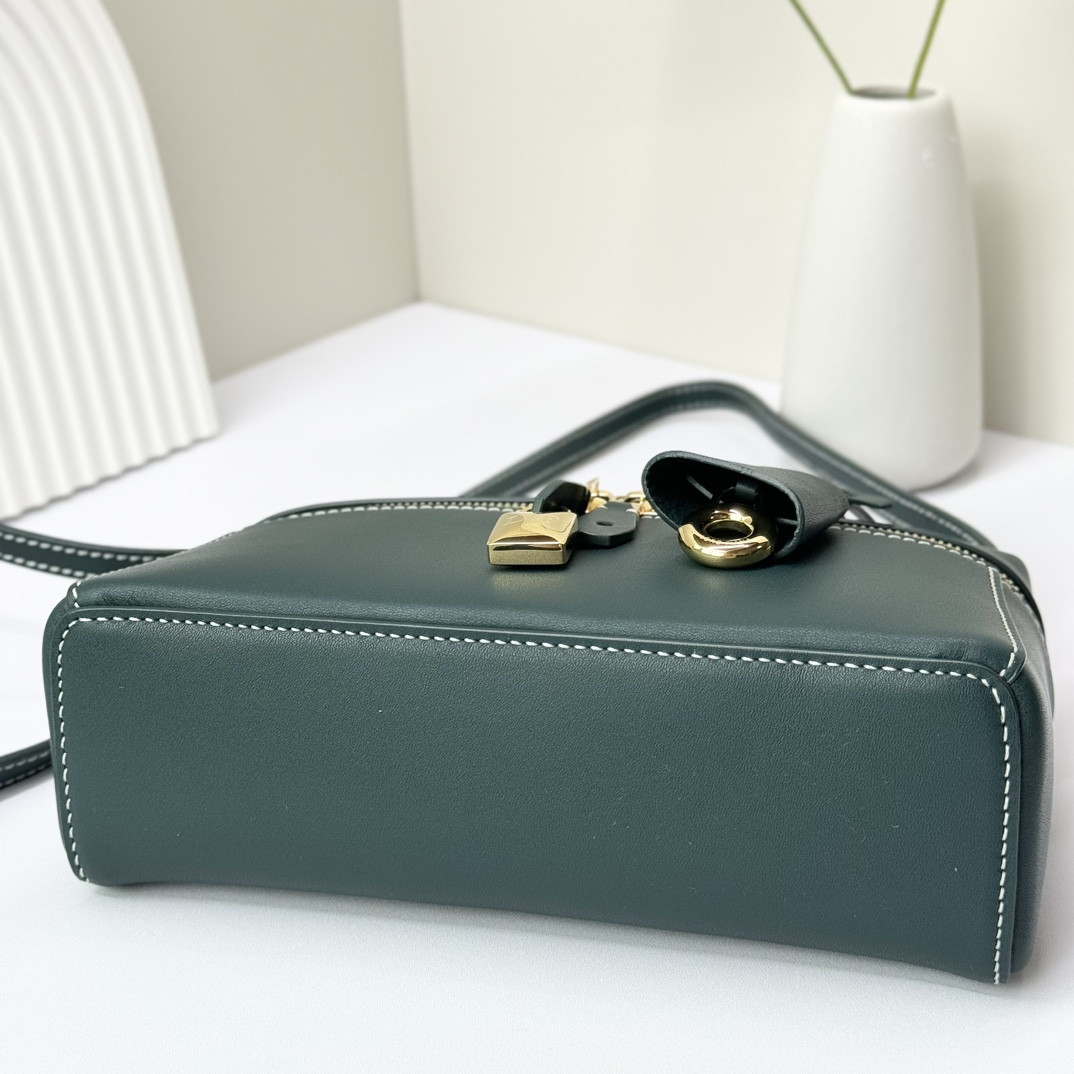 L**o p*ana Extra Pocket L19 Smooth Calfskin 11 x 19 x 6.5 cm