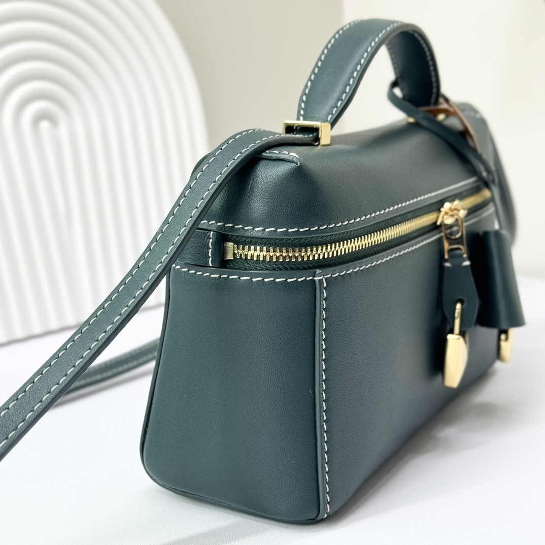 L**o p*ana Extra Pocket L19 Smooth Calfskin 11 x 19 x 6.5 cm