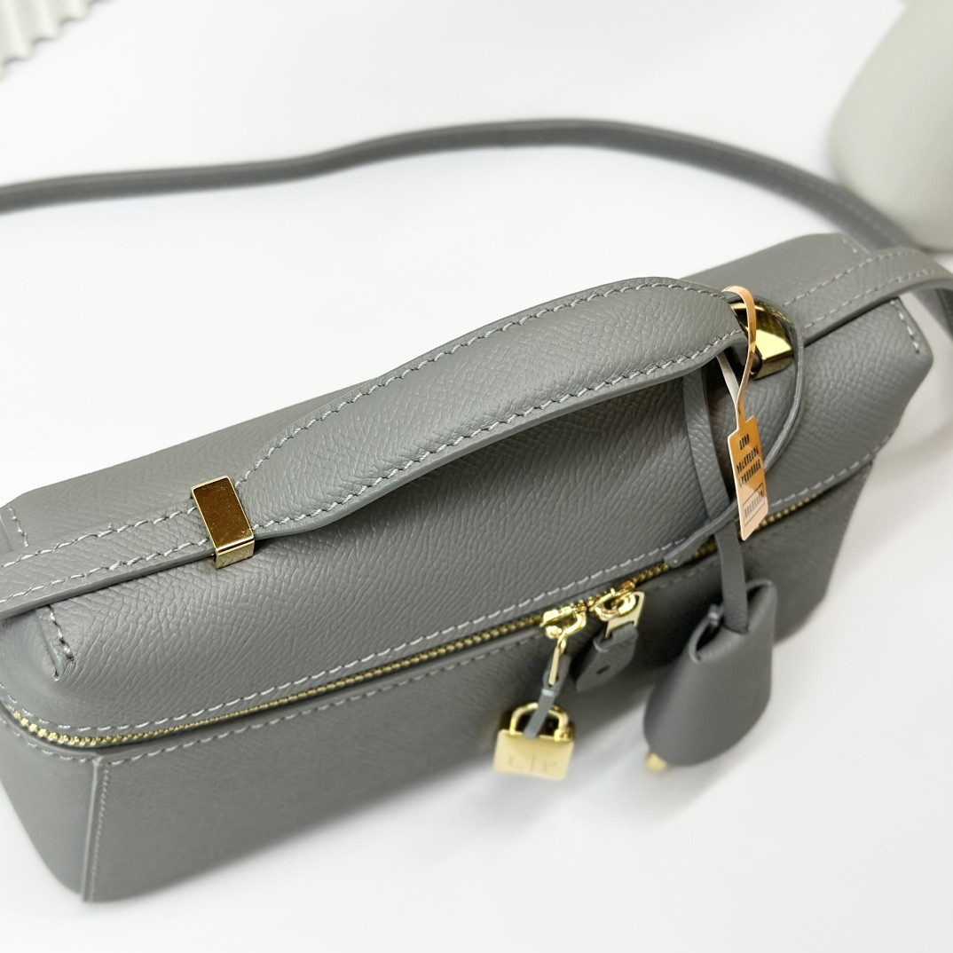 L**o p*ana Extra Pocket L19 Grained Calfskin 11 x 19 x 6.5 cm