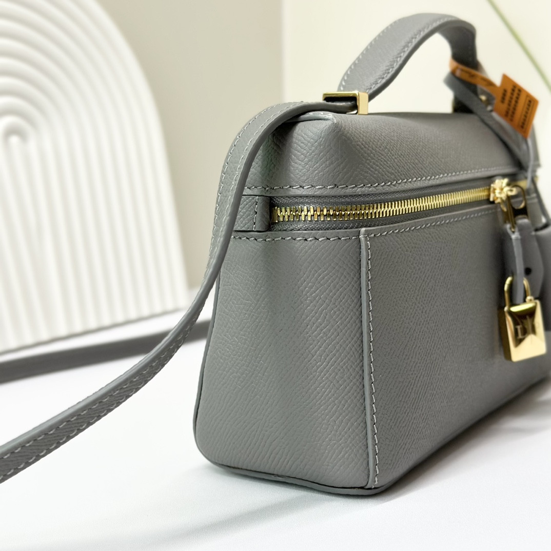 L**o p*ana Extra Pocket L19 Grained Calfskin 11 x 19 x 6.5 cm