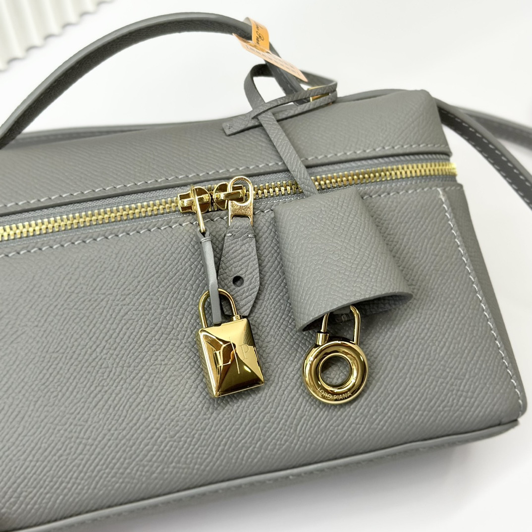 L**o p*ana Extra Pocket L19 Grained Calfskin 11 x 19 x 6.5 cm