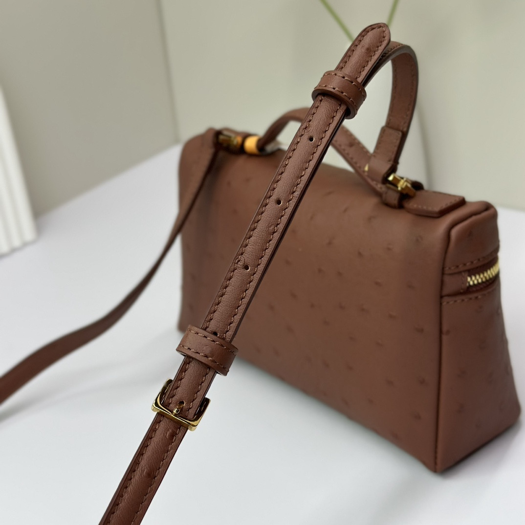 L**o p*ana Extra Pocket L19 Ostrich-grained Leather 11 x 19 x 6.5 cm