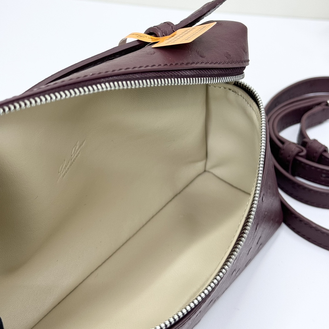 L**o p*ana Extra Pocket L19 Ostrich-grained Leather 11 x 19 x 6.5 cm