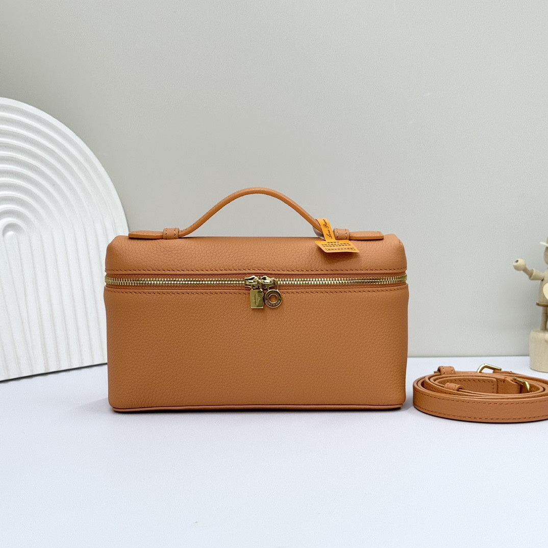 L**o p*ana Extra Pocket L19 Grained Calfskin 11 x 19 x 6.5 cm