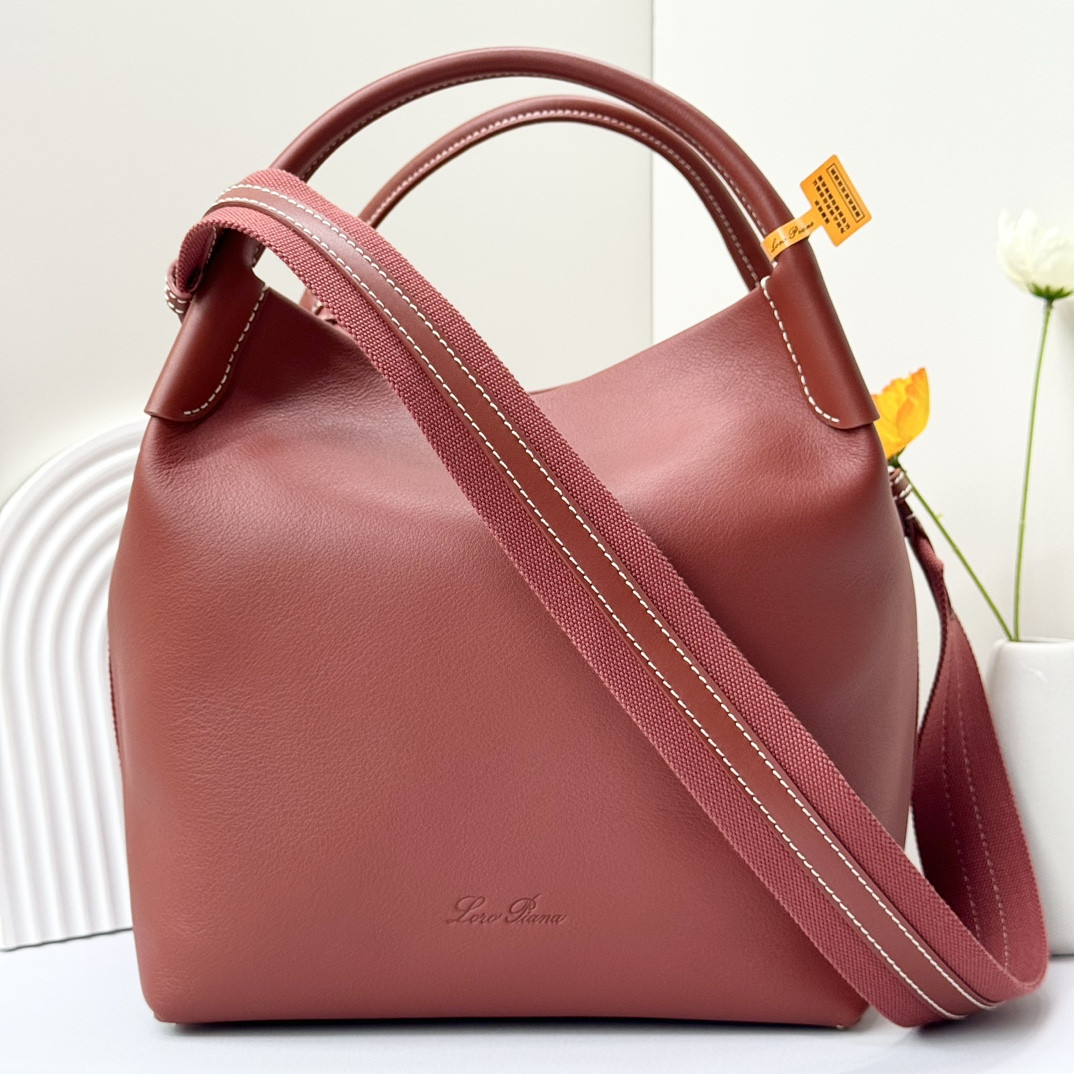 L**o p*ana Large Bale Bag Smooth Calfskin 24 x 20 x 27 cm