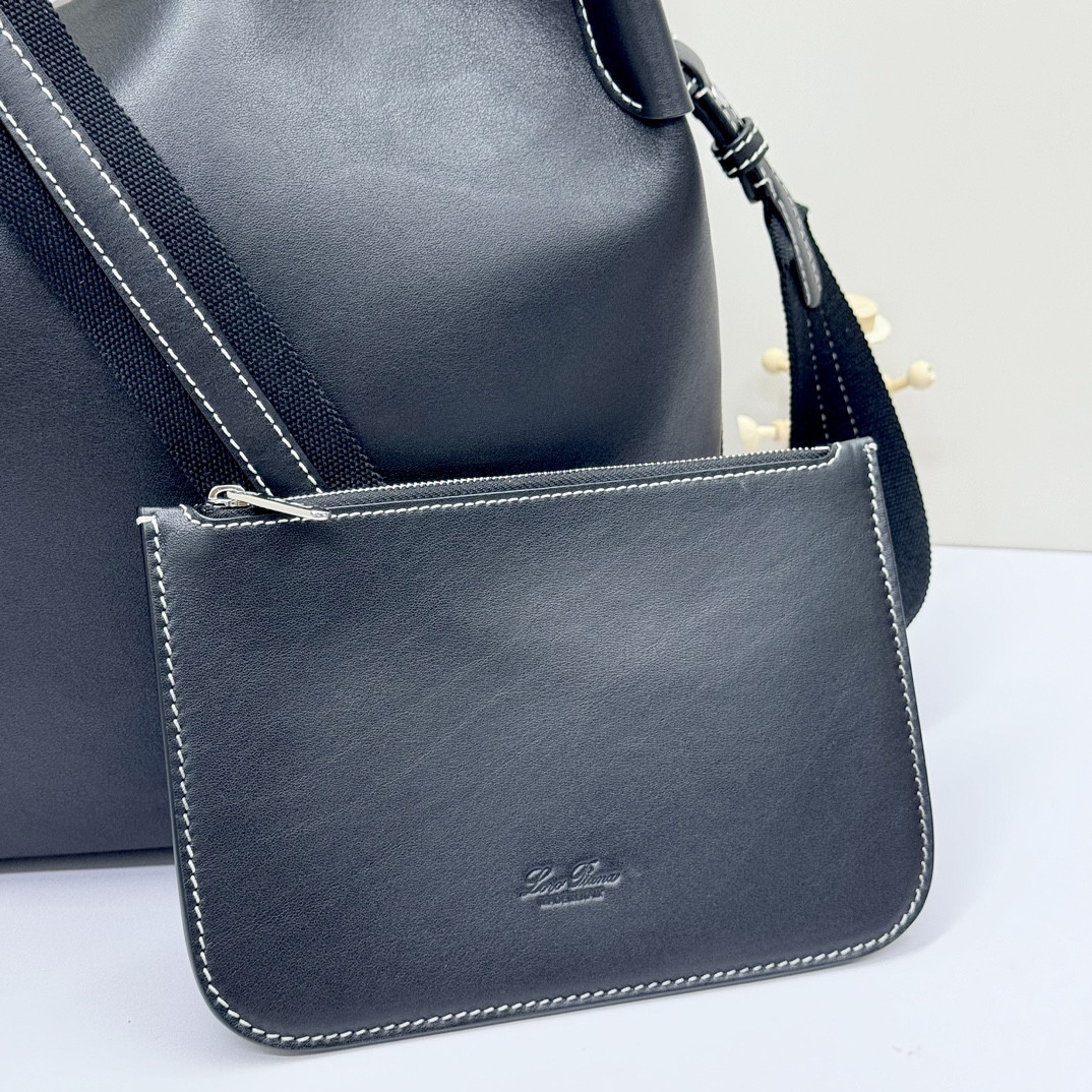 L**o p*ana Large Bale Bag Smooth Calfskin 24 x 20 x 27 cm