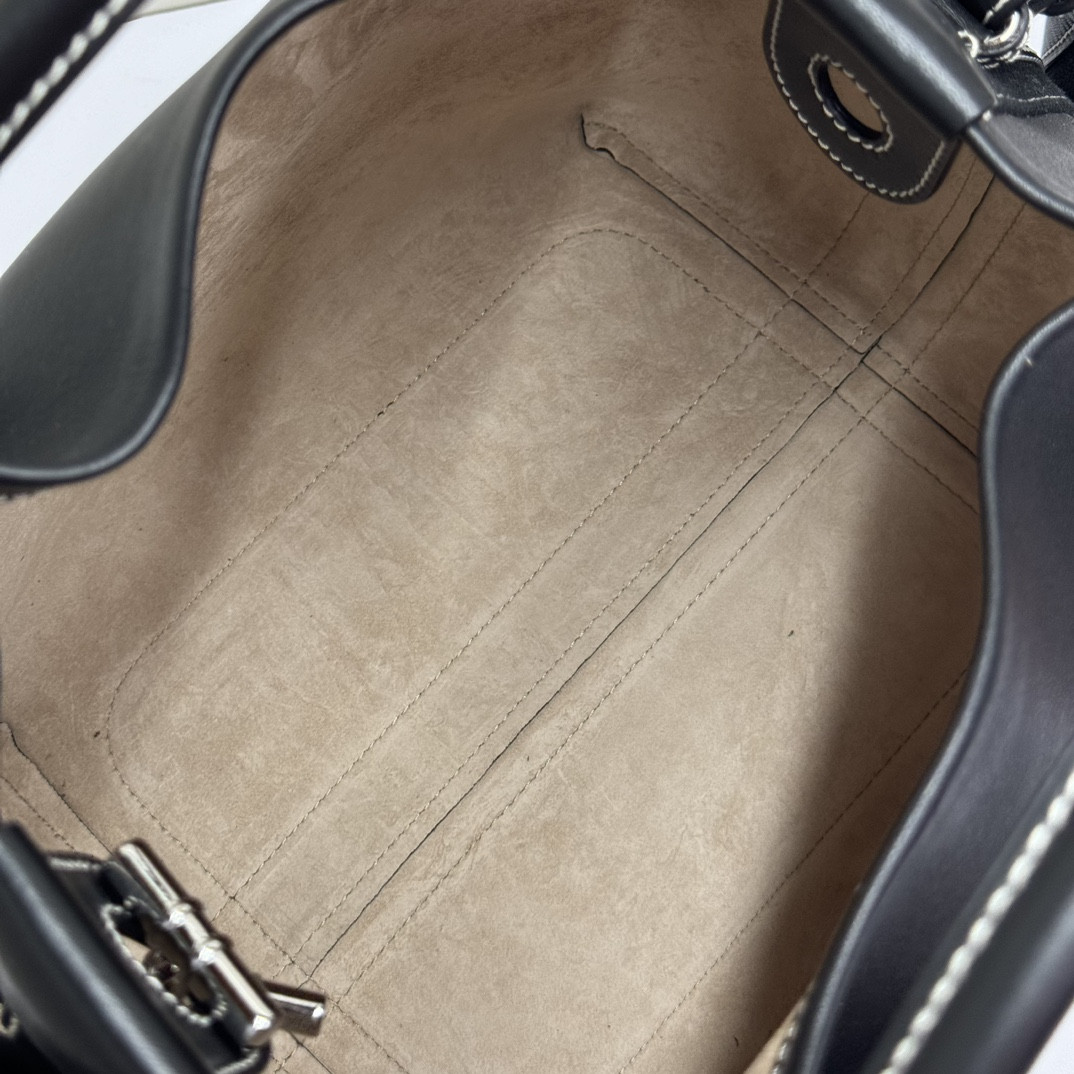 L**o p*ana Large Bale Bag Smooth Calfskin 24 x 20 x 27 cm