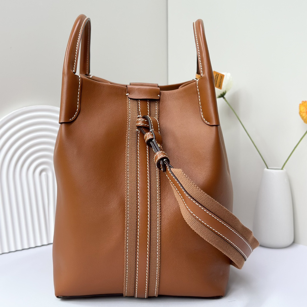 L**o p*ana Large Bale Bag Smooth Calfskin 24 x 20 x 27 cm