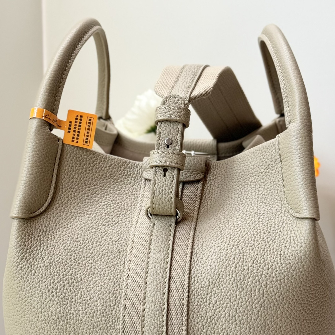 L**o p*ana Large Bale Bag Grained Calfskin 24 x 20 x 27 cm