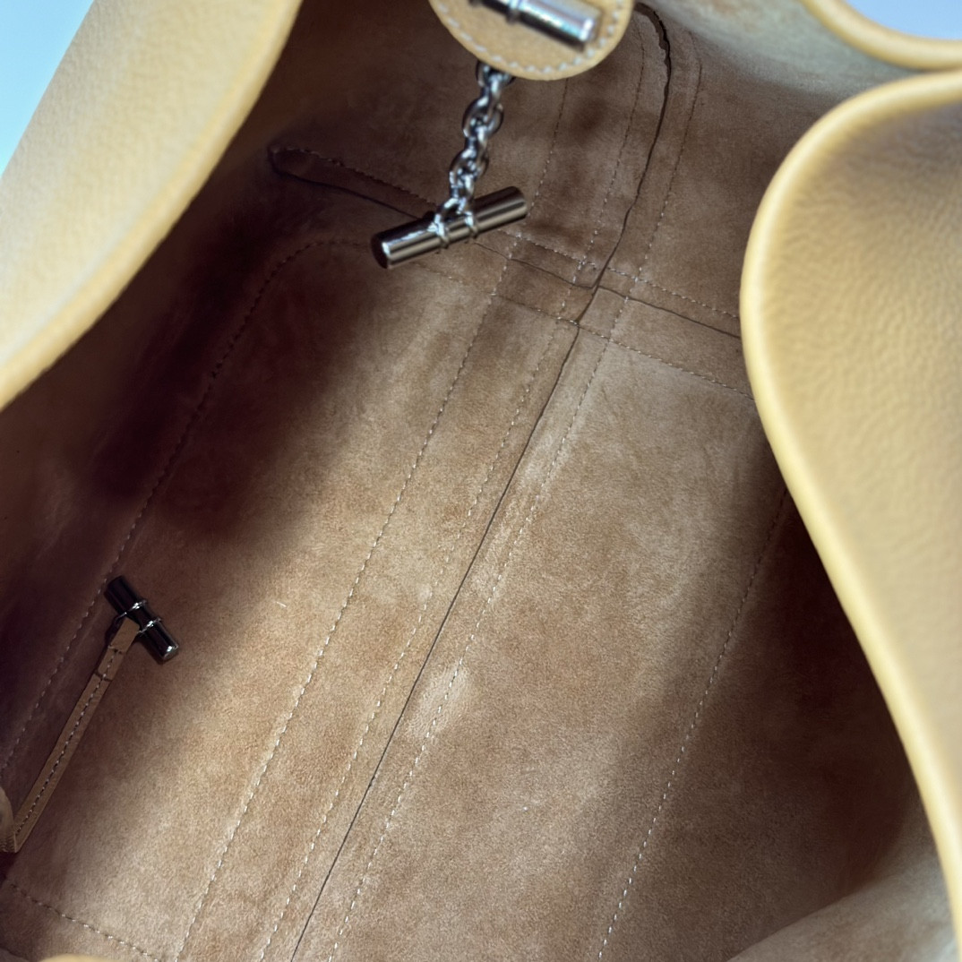 L**o p*ana Large Bale Bag Grained Calfskin 24 x 20 x 27 cm