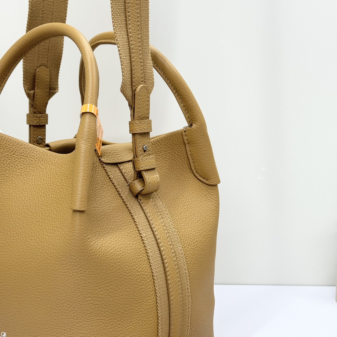 L**o p*ana Small Bale Bag Grained Calfskin 17 x 17 x 21 cm