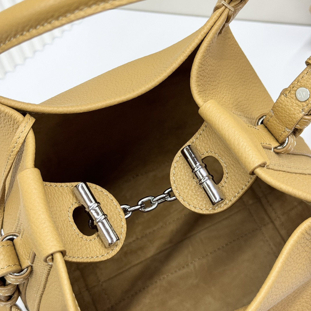 L**o p*ana Small Bale Bag Grained Calfskin 17 x 17 x 21 cm