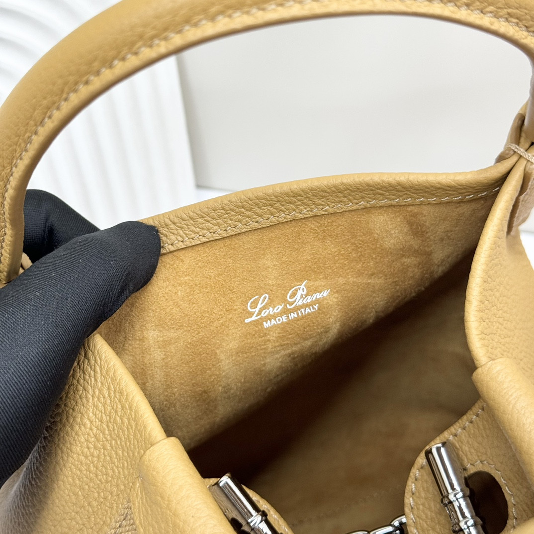 L**o p*ana Small Bale Bag Grained Calfskin 17 x 17 x 21 cm