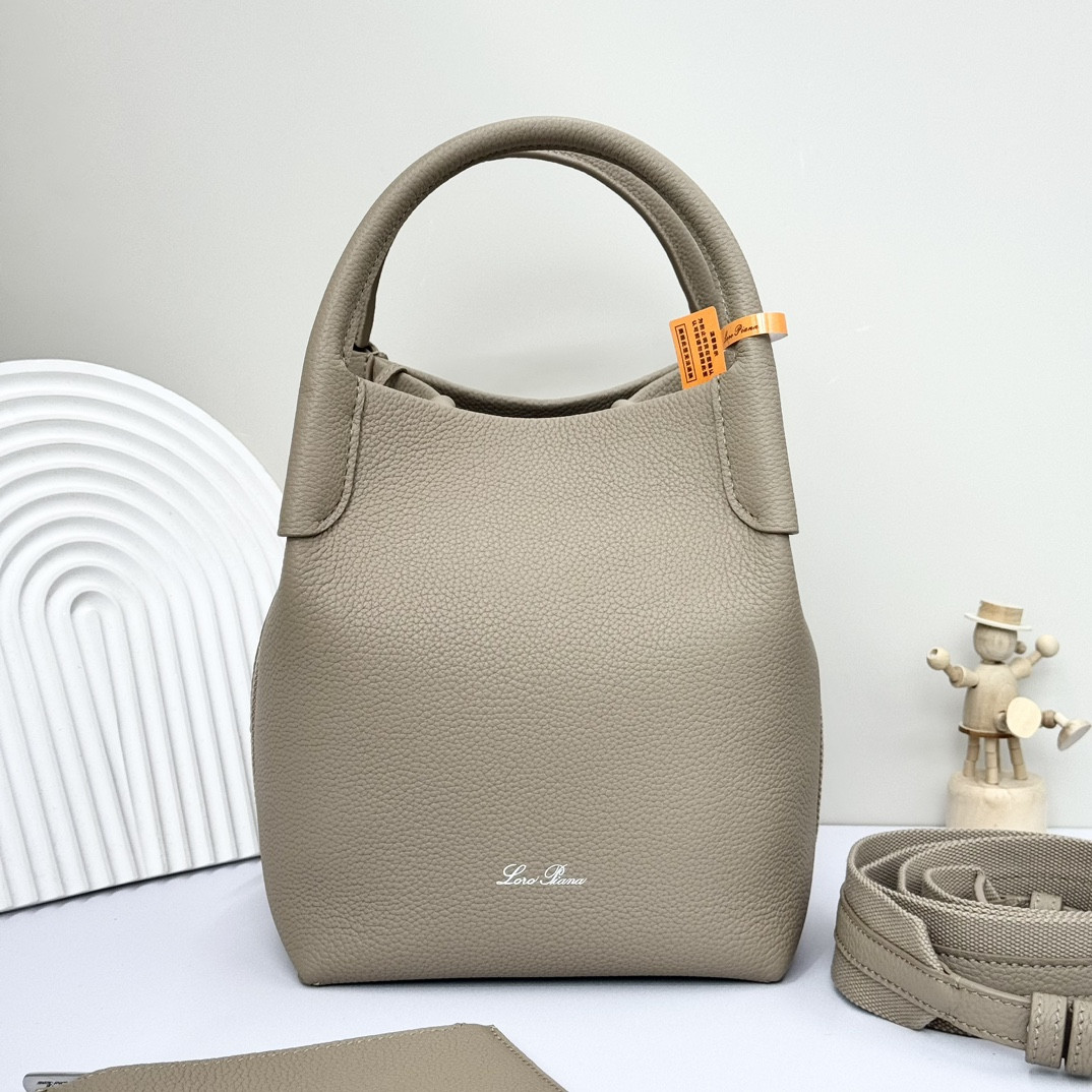 L**o p*ana Small Bale Bag Grained Calfskin 17 x 17 x 21 cm