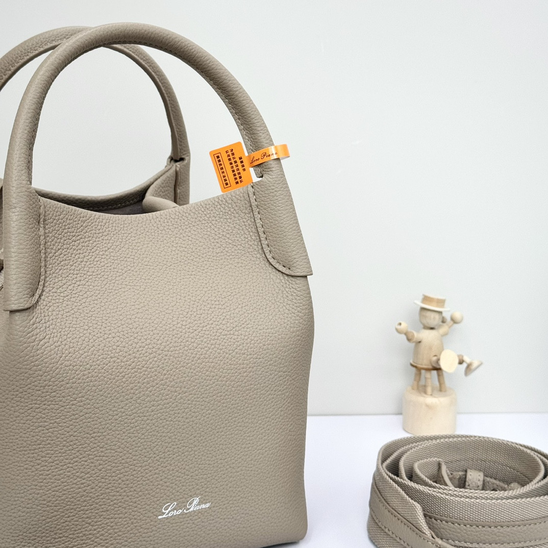 L**o p*ana Small Bale Bag Grained Calfskin 17 x 17 x 21 cm