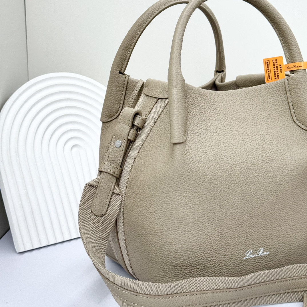 L**o p*ana Small Bale Bag Grained Calfskin 17 x 17 x 21 cm