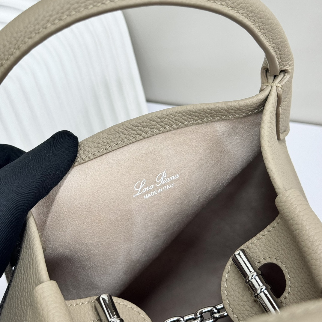 L**o p*ana Small Bale Bag Grained Calfskin 17 x 17 x 21 cm