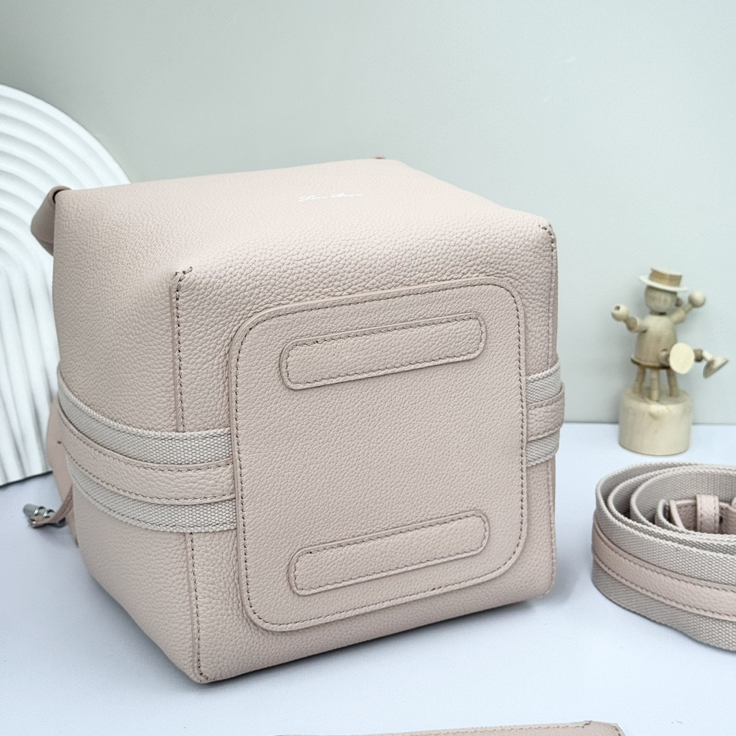 L**o p*ana Small Bale Bag Grained Calfskin 17 x 17 x 21 cm