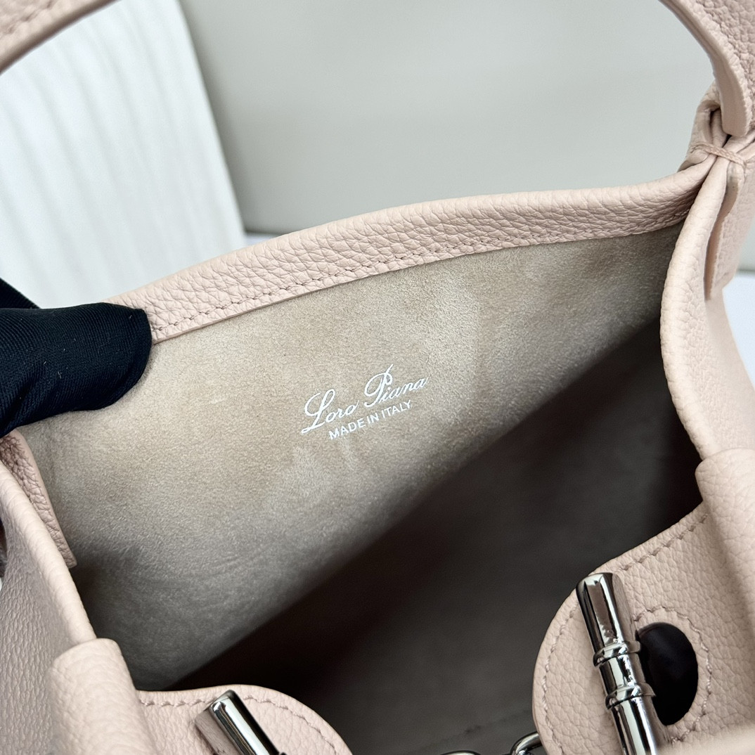 L**o p*ana Small Bale Bag Grained Calfskin 17 x 17 x 21 cm