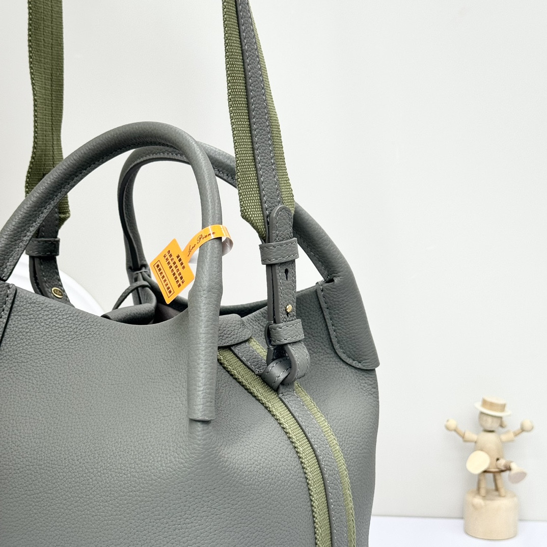 L**o p*ana Small Bale Bag Grained Calfskin 17 x 17 x 21 cm