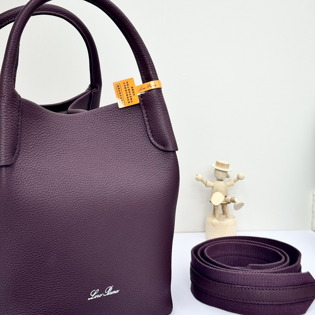 L**o p*ana Small Bale Bag Grained Calfskin 17 x 17 x 21 cm