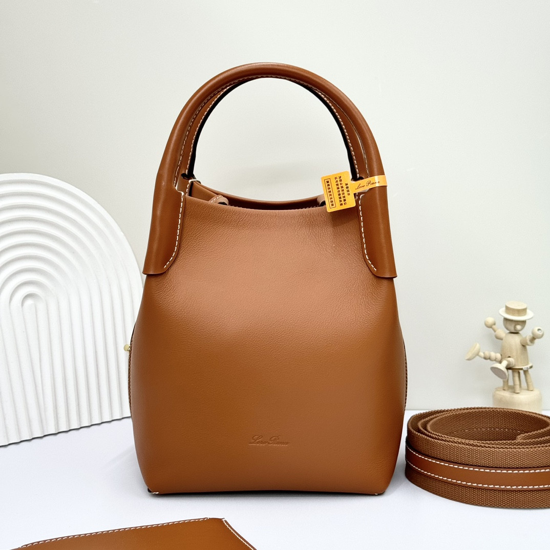 L**o p*ana Small Bale Bag Smooth Calfskin 17 x 17 x 21 cm