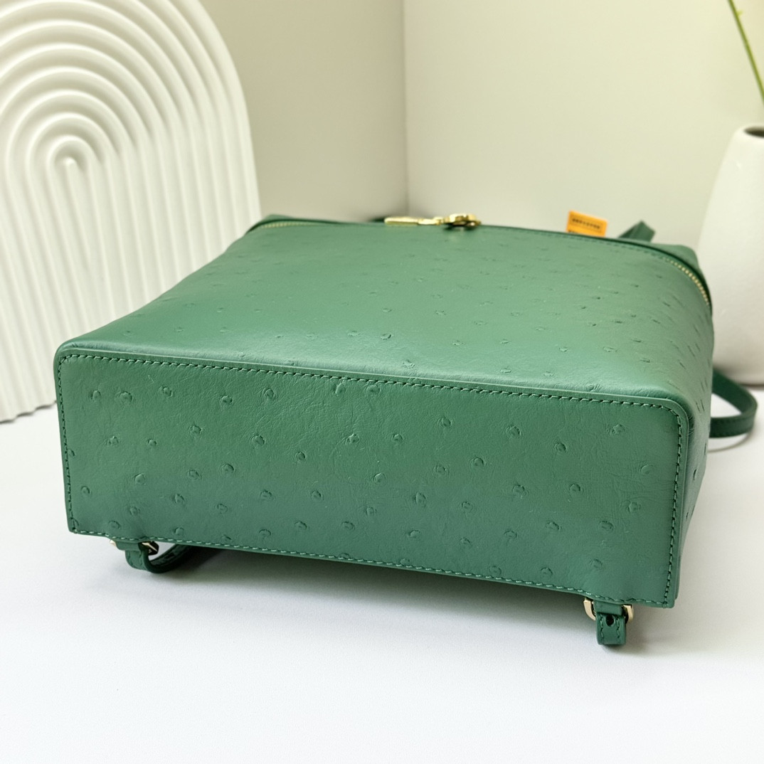 L**o p*ana Extra Pocket backpack L23.5 Ostrich-grained Leather 23 x 21 x 8 cm