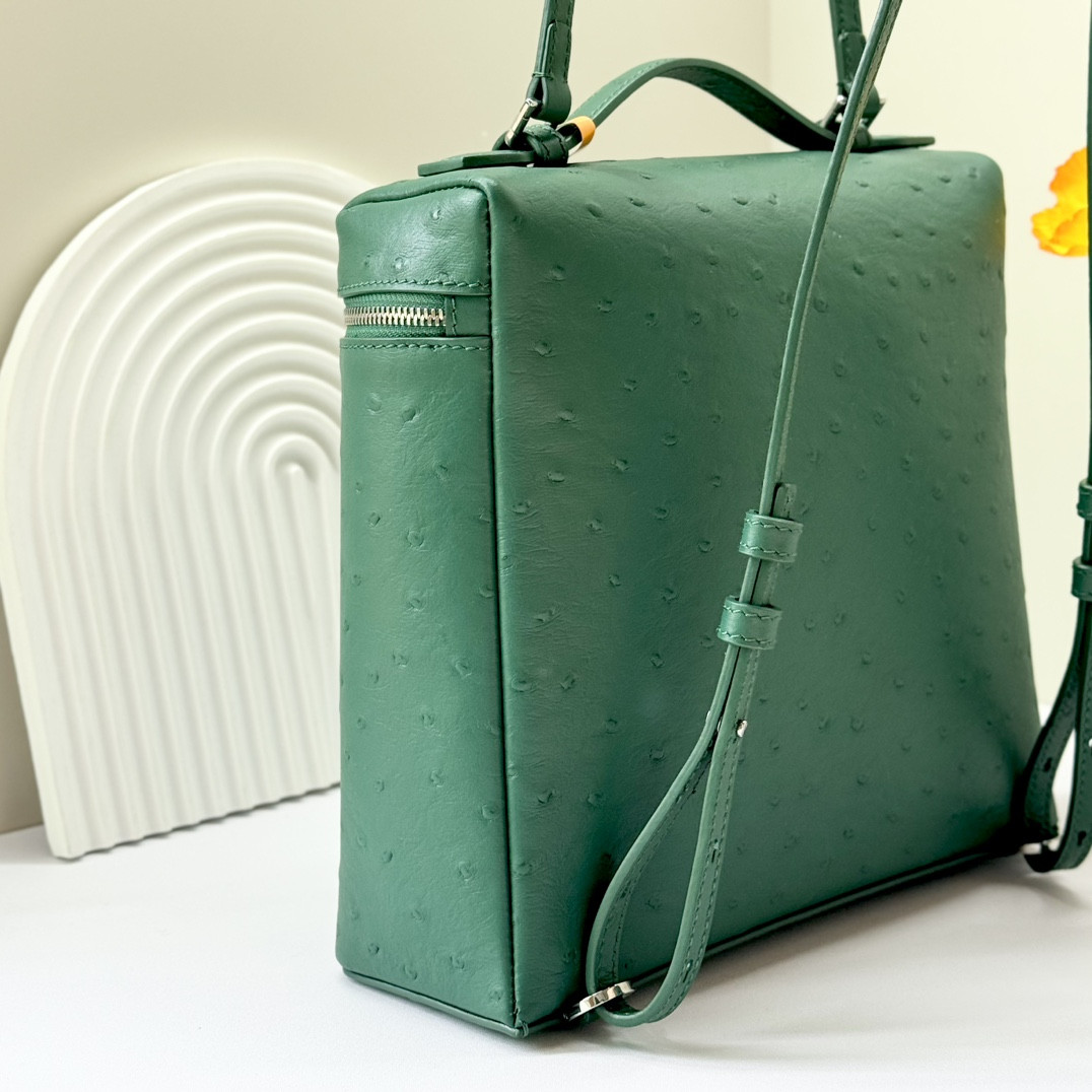 L**o p*ana Extra Pocket backpack L23.5 Ostrich-grained Leather 23 x 21 x 8 cm