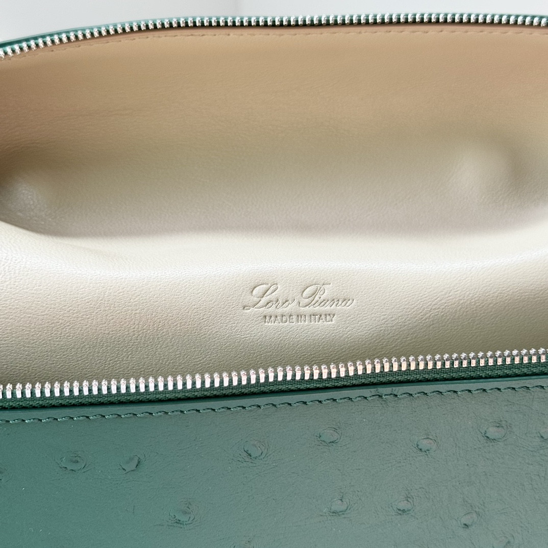 L**o p*ana Extra Pocket backpack L23.5 Ostrich-grained Leather 23 x 21 x 8 cm