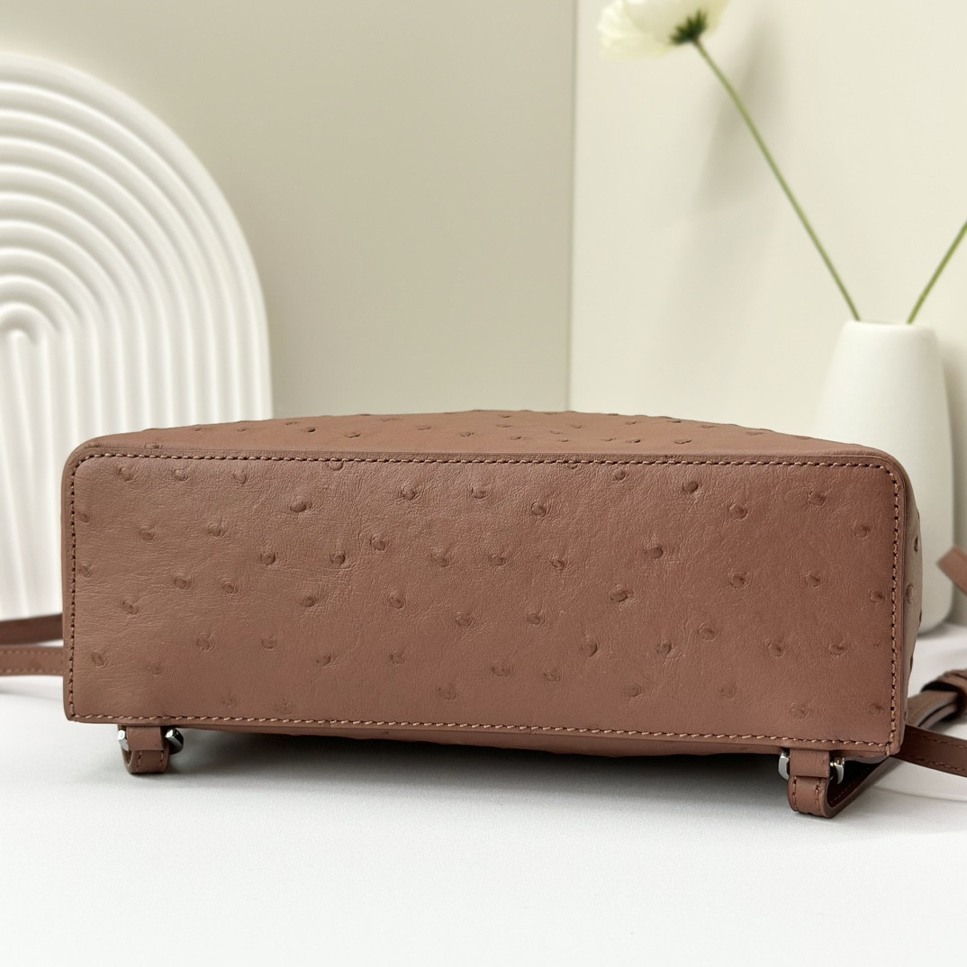 L**o p*ana Extra Pocket backpack L23.5 Ostrich-grained Leather 23 x 21 x 8 cm