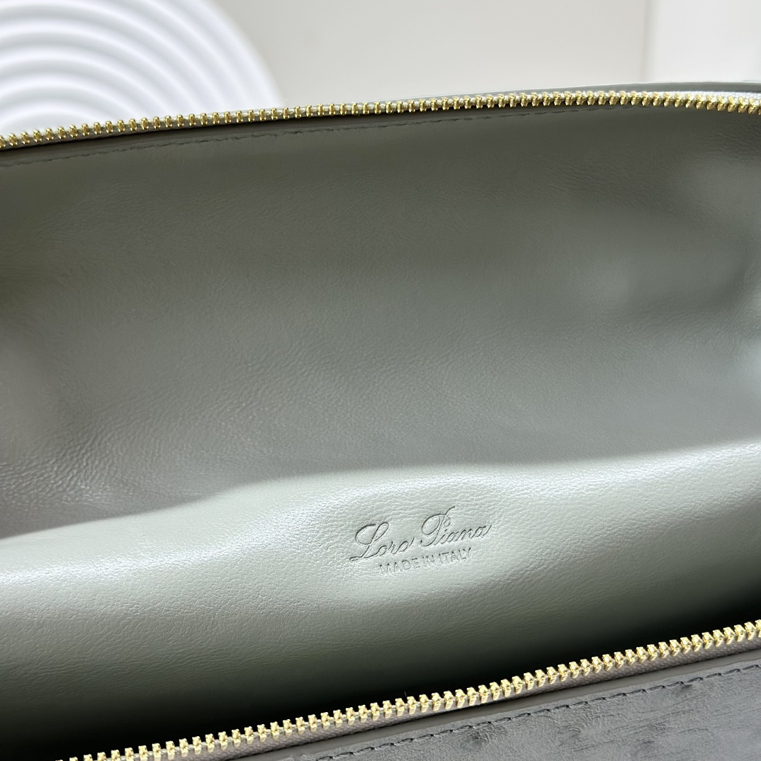 L**o p*ana Extra Pocket backpack L23.5 Ostrich-grained Leather 23 x 21 x 8 cm