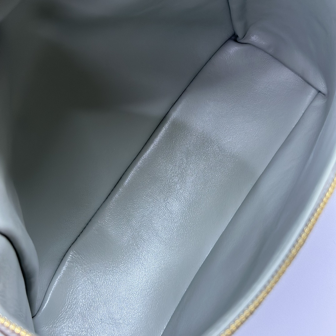 L**o p*ana Extra Pocket backpack L23.5 Ostrich-grained Leather 23 x 21 x 8 cm