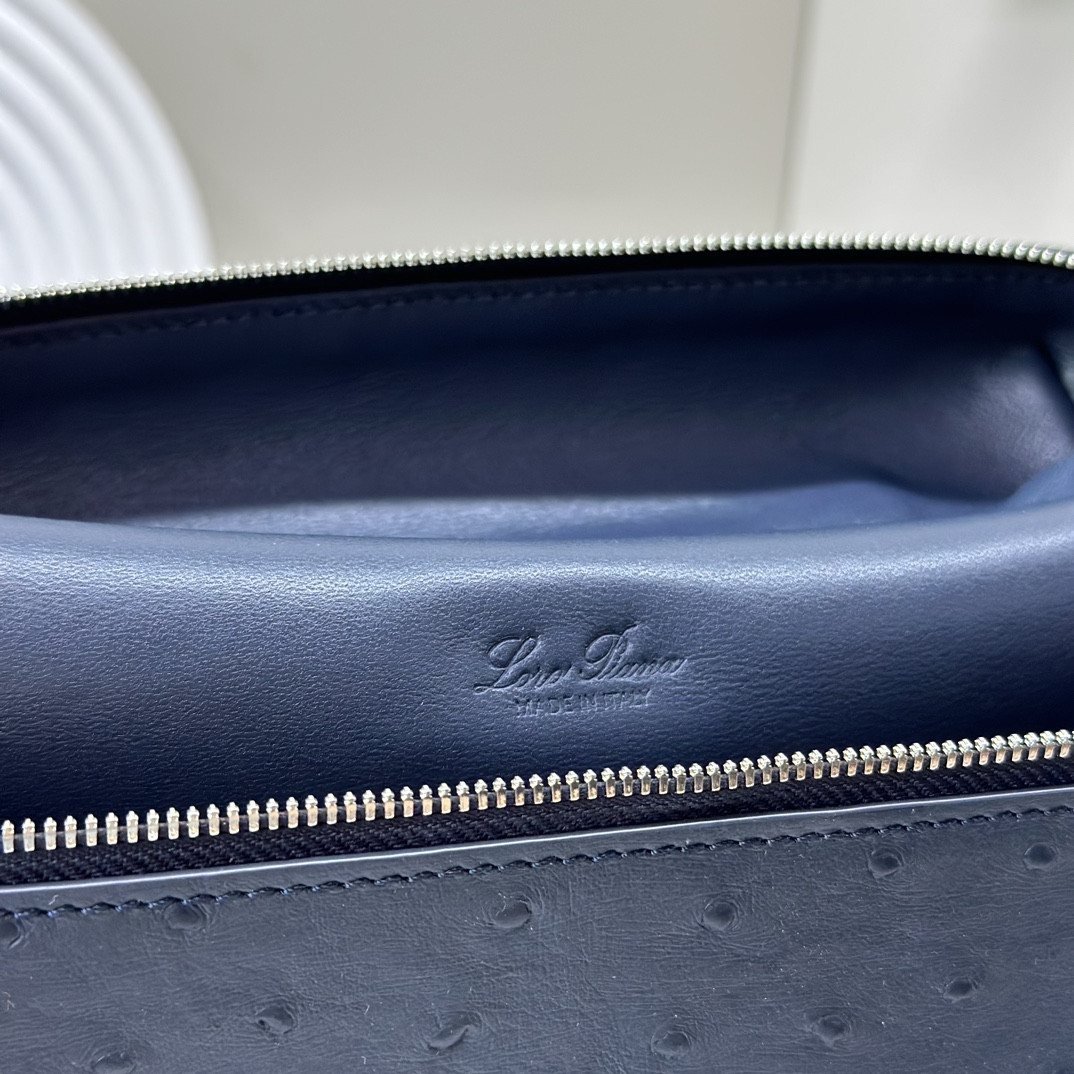 L**o p*ana Extra Pocket backpack L23.5 Ostrich-grained Leather 23 x 21 x 8 cm