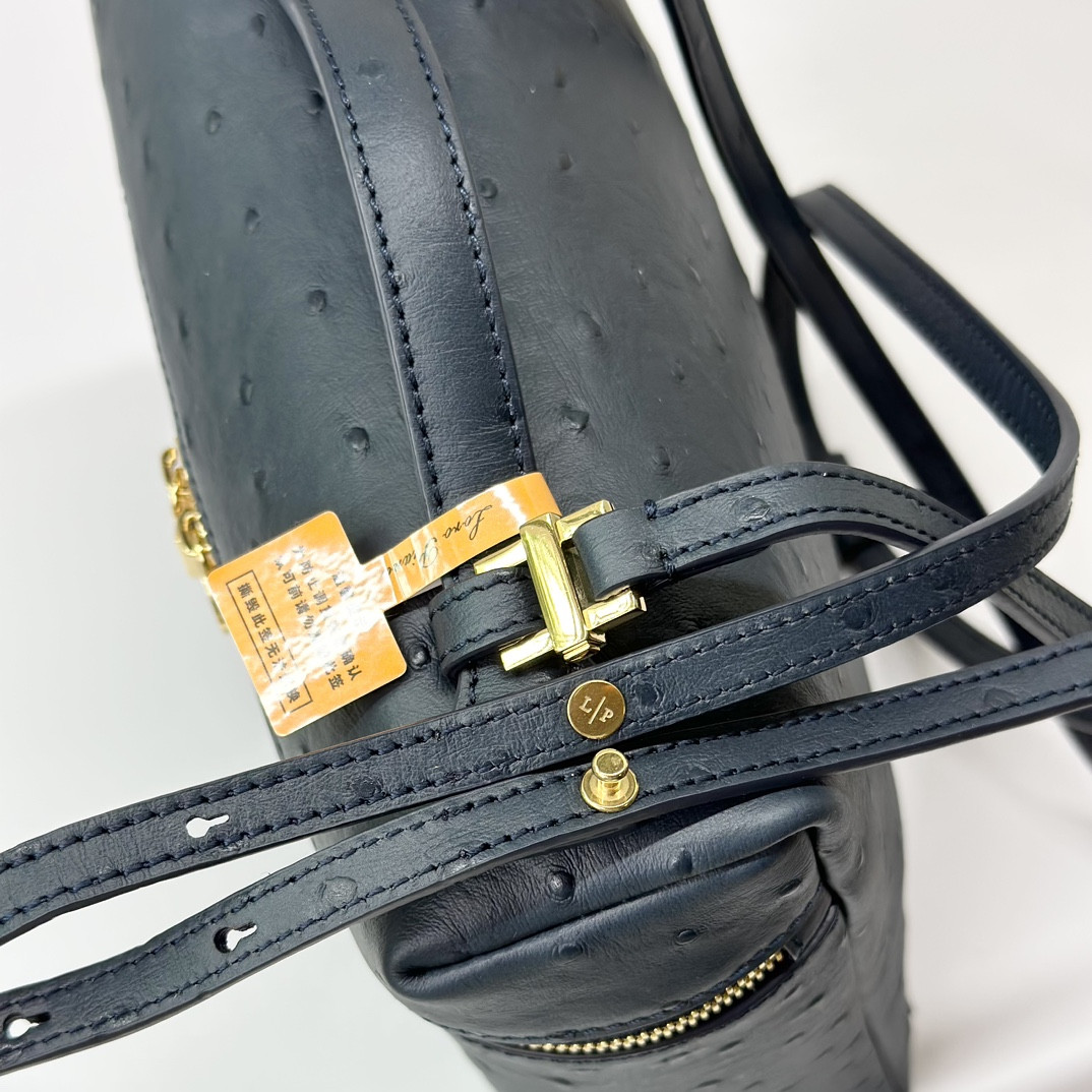 L**o p*ana Extra Pocket backpack L23.5 Ostrich-grained Leather 23 x 21 x 8 cm