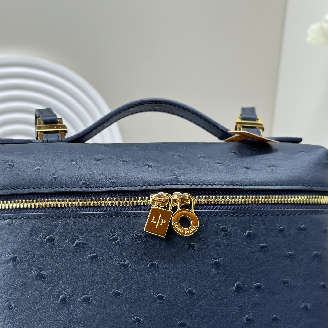 L**o p*ana Extra Pocket backpack L23.5 Ostrich-grained Leather 23 x 21 x 8 cm