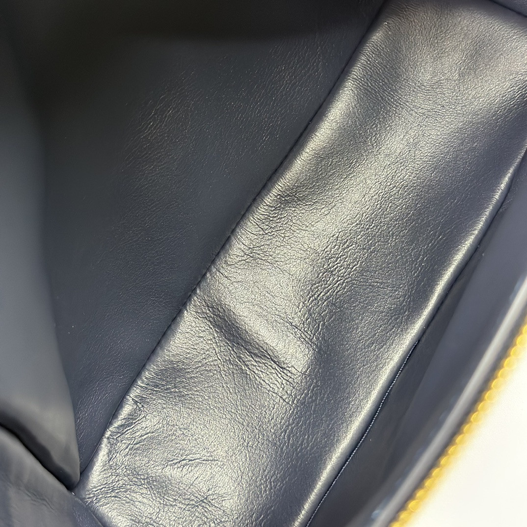 L**o p*ana Extra Pocket backpack L23.5 Ostrich-grained Leather 23 x 21 x 8 cm