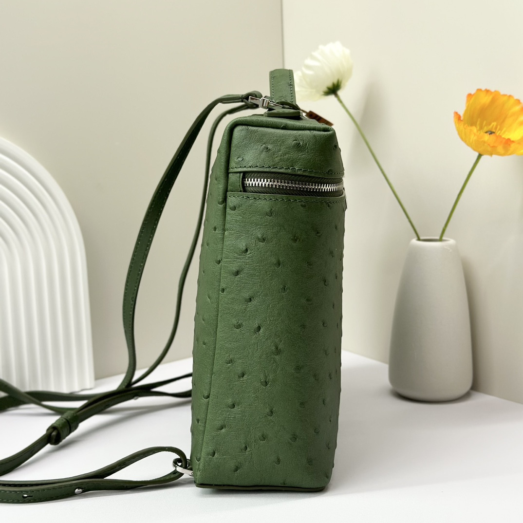 L**o p*ana Extra Pocket backpack L23.5 Ostrich-grained Leather 23 x 21 x 8 cm