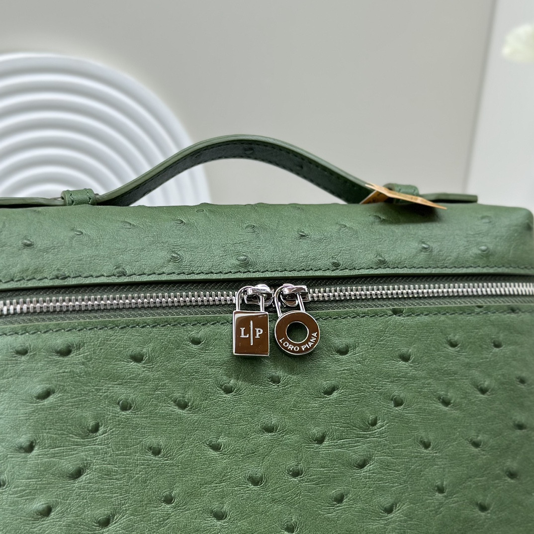 L**o p*ana Extra Pocket backpack L23.5 Ostrich-grained Leather 23 x 21 x 8 cm