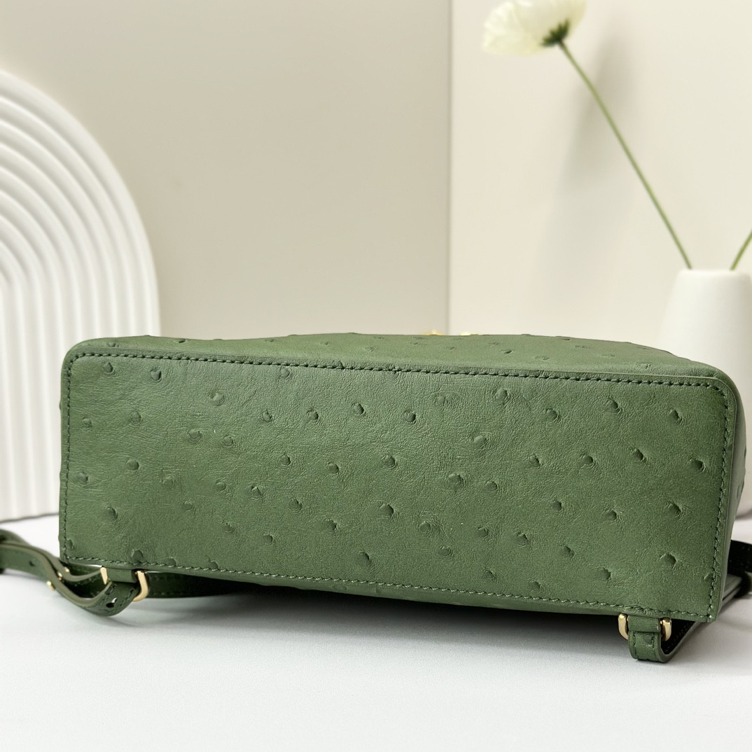 L**o p*ana Extra Pocket backpack L23.5 Ostrich-grained Leather 23 x 21 x 8 cm