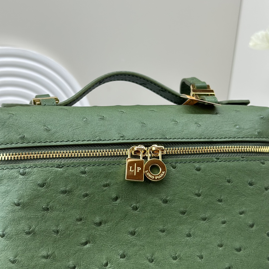 L**o p*ana Extra Pocket backpack L23.5 Ostrich-grained Leather 23 x 21 x 8 cm