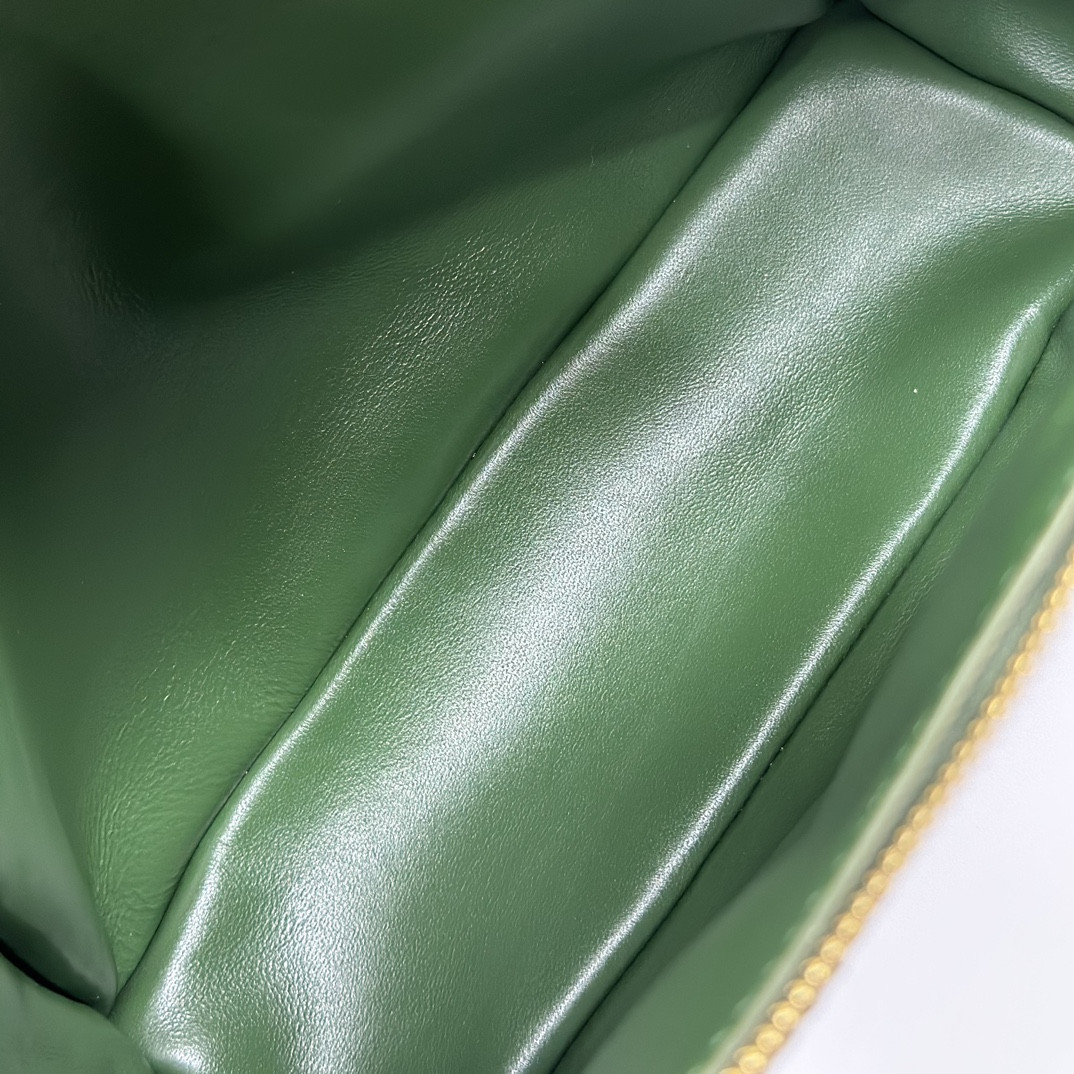 L**o p*ana Extra Pocket backpack L23.5 Ostrich-grained Leather 23 x 21 x 8 cm